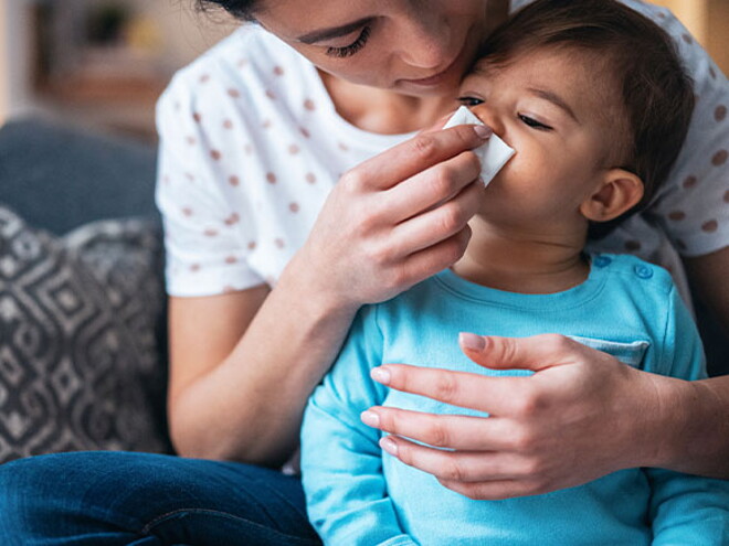 Es importante descongestionar la nariz de un bebé para su correcta respiración.Es importante descongestionar la nariz de un bebé para su correcta respiración. Mujer descongestionando la nariz de un bebé