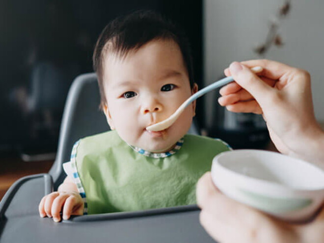 Dieta blanda Bebé siendo alimentado con una dieta blanda