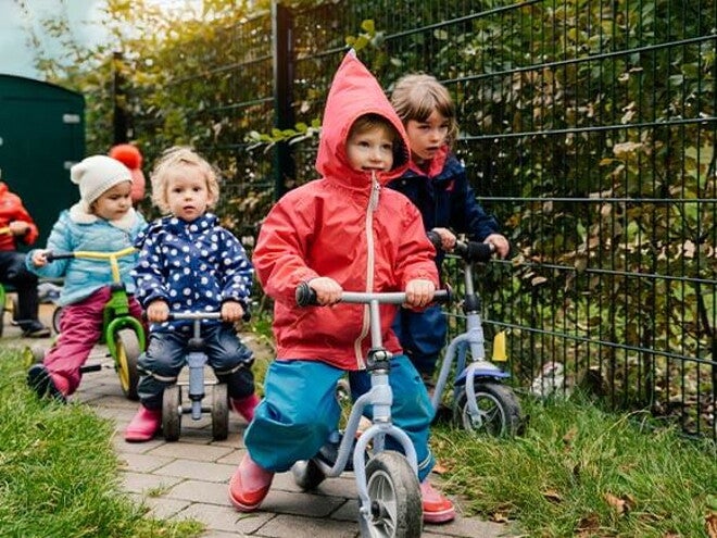 Ejercicios para niños Niños en bicicleta jugando