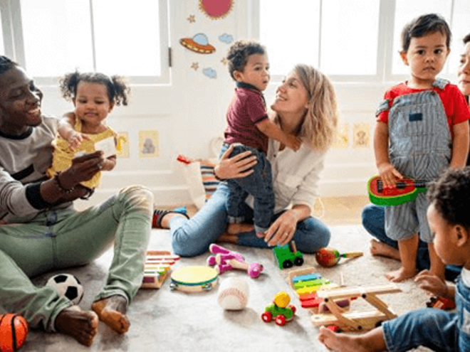 Conoce los diferentes estilos de aprendizaje. Padres con sus hijos apoyando su aprendizaje.