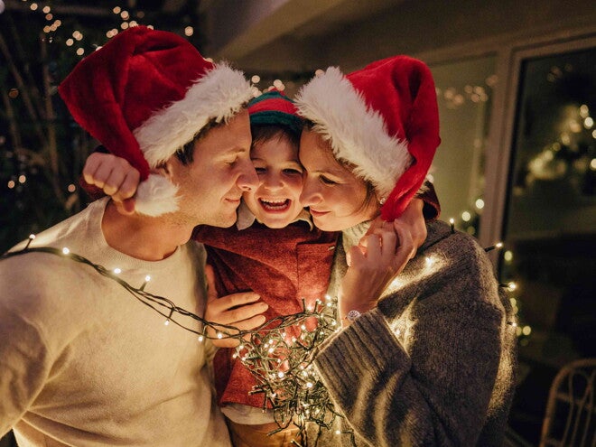 ¿Has pensado qué te gustaría para tu bebé? ¿Qué es lo que más deseas para él esta Navidad? Niño con sus padres adornando árbol de navidad