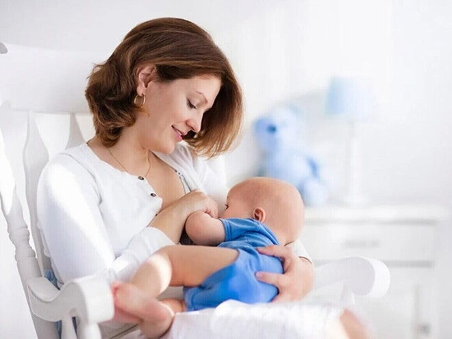 Mamá dando de amamantar a su bebé.