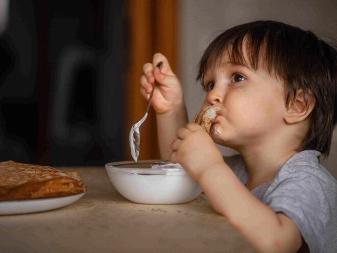 5 tips para cuidar la salud digestiva Niño comiendo