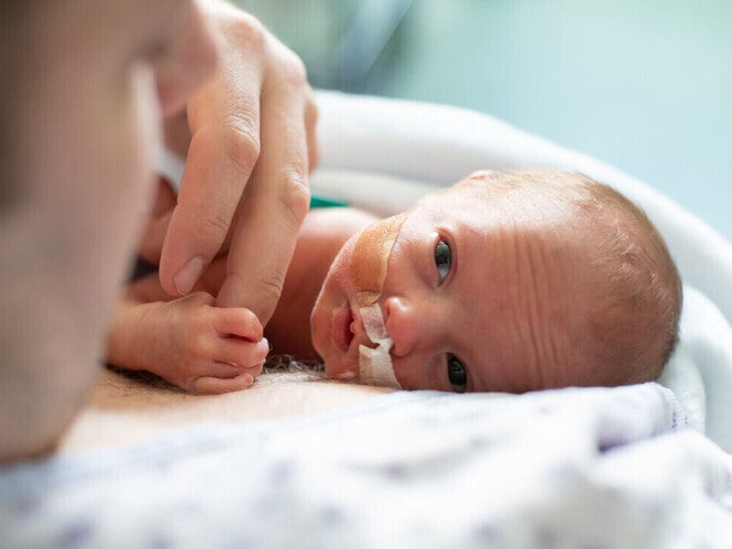Papá en el hospital haciendo piel a piel con su bebé prematuro