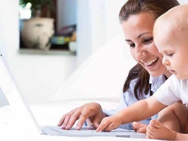 Equilibrio maternidad y trabajo madre trabajando con su hijo en brazos