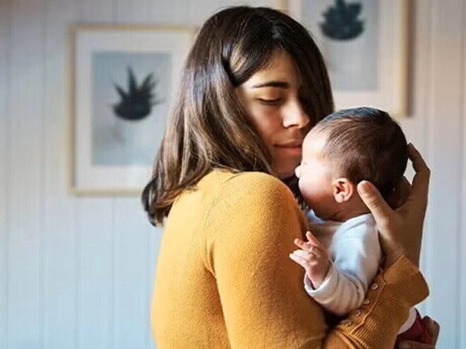 Mamá cargando a su bebé con nariz tapada y congestionada