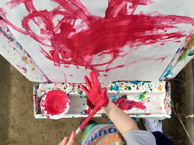 Niño jugando con pintura Los niños refuerzan su sistema inmune cuando jugan al aire libre