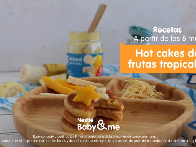 Hotcakes de frutas tropicales