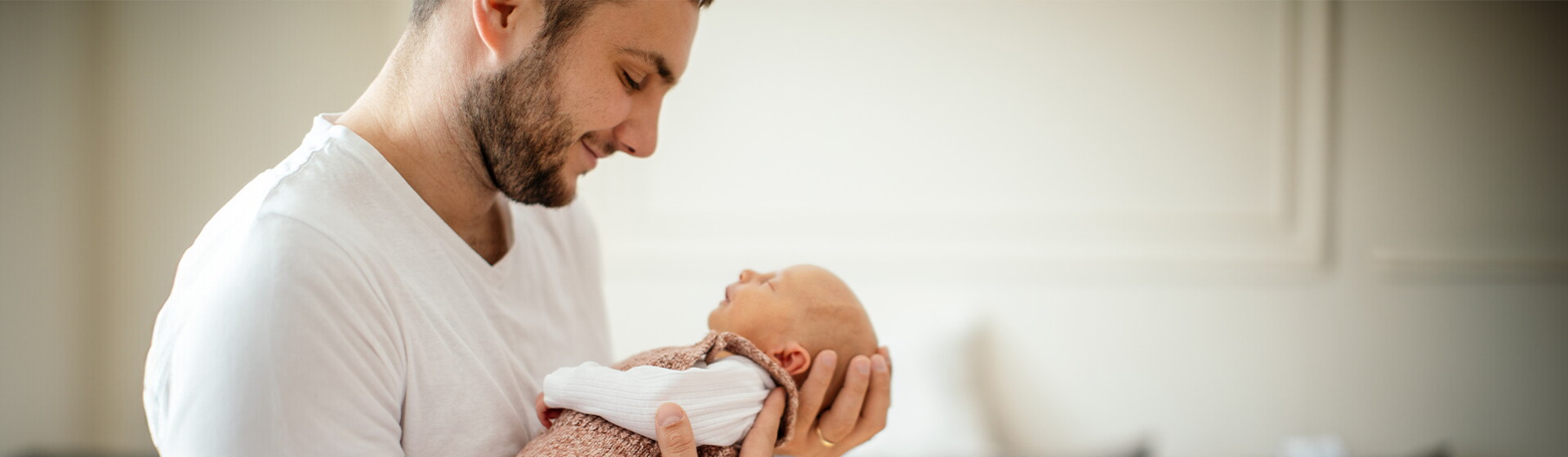 Ser papá Papá sosteniendo a su bebé