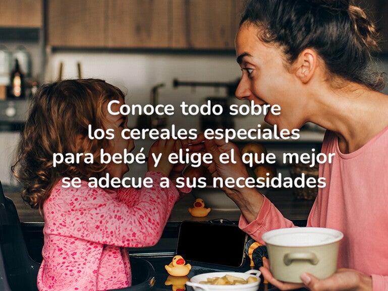 Mamá alimentando a su bebé con papilla