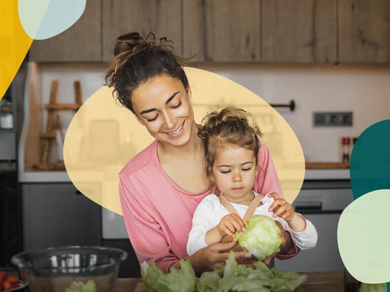 imagen madre e hija cocinando