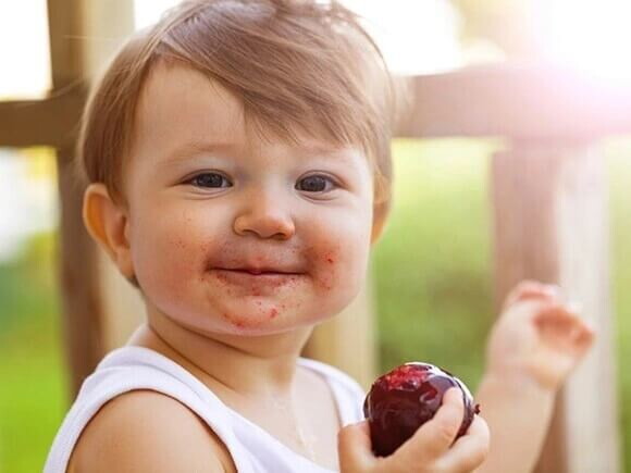 Conoce las ventajas del BLW Bebé comiendo una fruta
