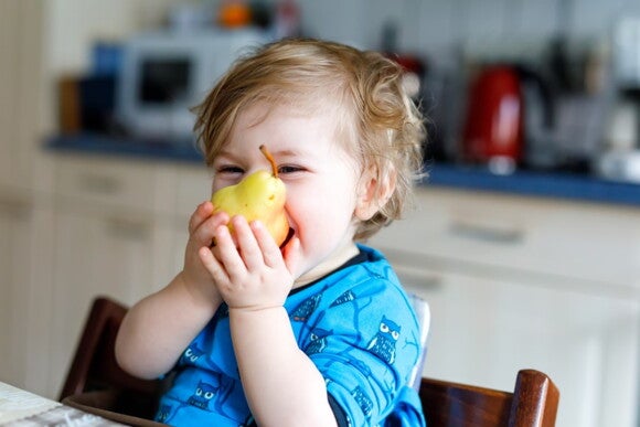 Alimentos para fortalecer su sistema inmune Niño comiendo pera