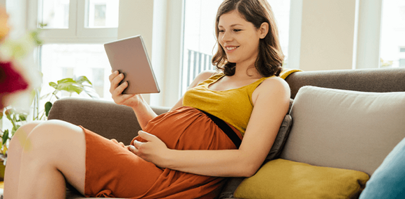 Mamá leyendo nombres de bebes niños Mamá leyendo nombres de bebes niños