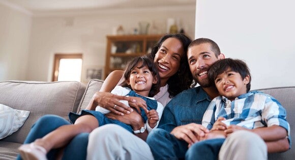 Familia con un niño pequeño realizando una actividad tranquila juntos en casa.