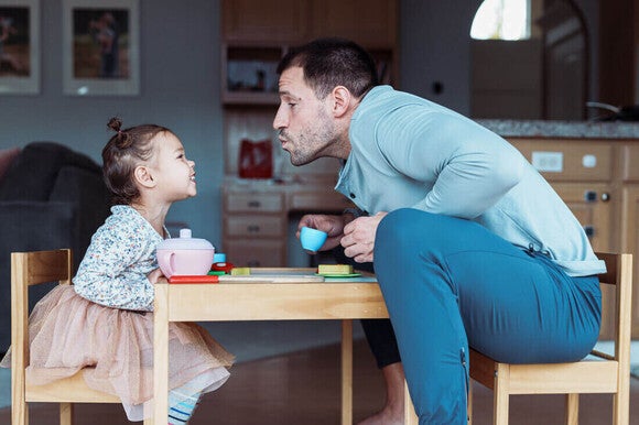 Papá e hija de 2 años bilingüe jugando y hablando