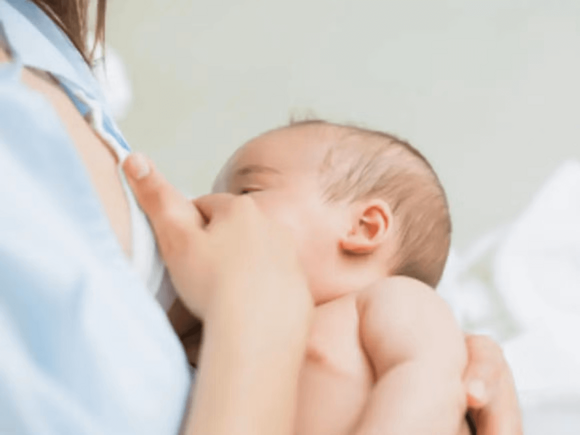 ¿Cómo mejorar el agarre de tu bebé al amamantar? Mamá dando de amamantar a su bebé.