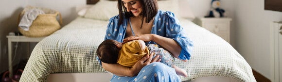 Madre dando de amamantar a su hijo Madre dando de amamantar a su hijo