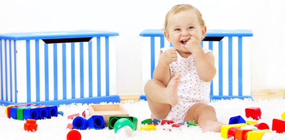 Mantén seguro es espacio donde juega tu bebé de 9 meses Bebé de 9 meses sentada jugando en su lugar seguro