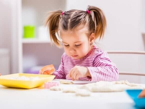 niña en la mesa