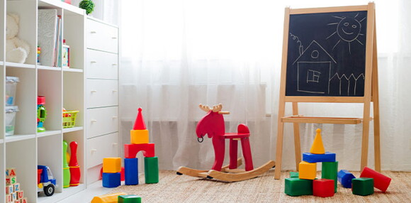Las estrategias de aprendizaje tienen características fundamentales para el proceso de los niños. Cuarto con tablero y cubos de juego y aprendizaje.