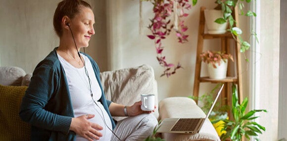 Escucha música o siéntate en una pelota para facilitar la dilatación. Mamá escuchando música para acelerar la dilatación.