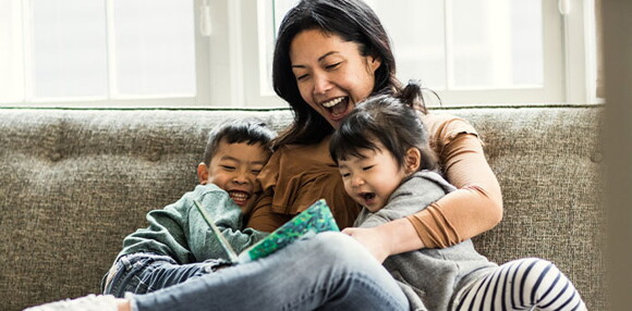 Consejos para los padres en las estrategias de aprendizaje. Niños leyendo cuentos con su mamá como estrategia de aprendizaje.