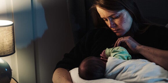 Consulta al médico si el hipo en los recién nacidos viene con otra afección Mamá mimando y durmiendo a su bebé recién nacido