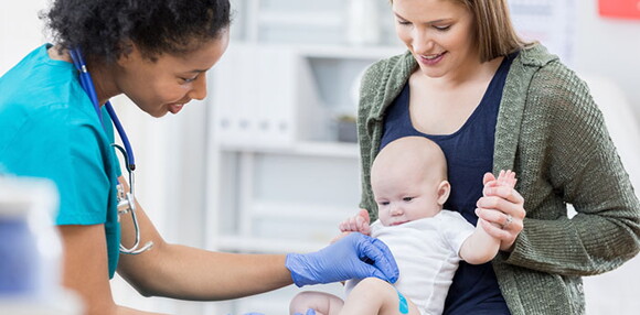 El fortalecimiento del cuello es uno de los hitos más importantes Doctora revisando a tu bebé de cinco meses