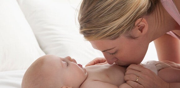 El desarrollo visual y auditivo son lo más importantes en un bebé de dos meses Mamá jugando con su bebé de dos meses