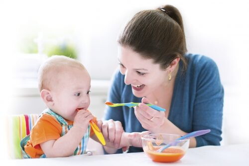 Desarrollo de los sentidos Mamá alimentando a su bebé