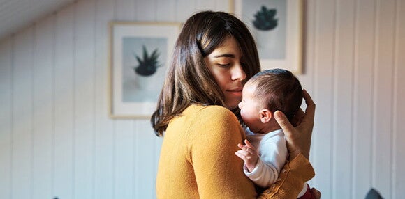 El vínculo con los padres hace parte del desarrollo emocional del bebé de un mes Mamá cargando a su bebé de un mes