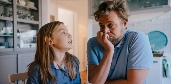 Diferentes estilos de crianza para educar a mi hijo Papá escuchando a su hija