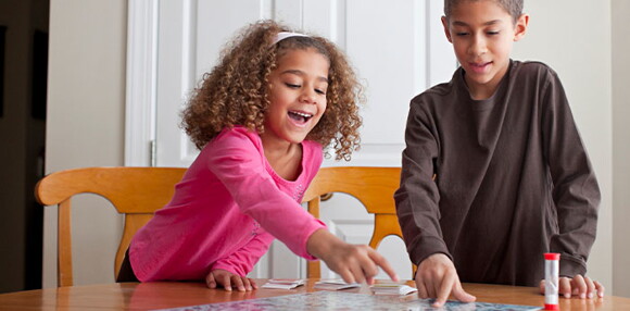 El juego es una de las estrategias de aprendizaje. Niños jugando como estrategia de aprendizaje.