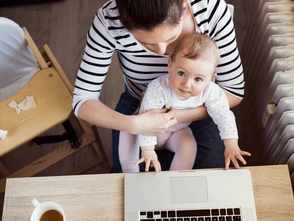 Pedir un horario flexible Mamá trabajando y cuidando a su bebé