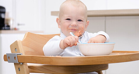 Cómo estimular los sentidos de mi bebé Bebé alimentandose