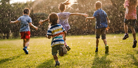 Tener hábitos de higiene para niños apoya a un desarrollo social adecuado. Niños corriendo en un parque.