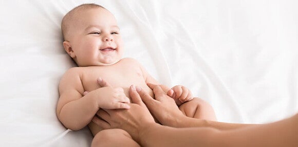 Conoce la importancia de la interacción con su entorno Bebé de cuatro meses sonriendo