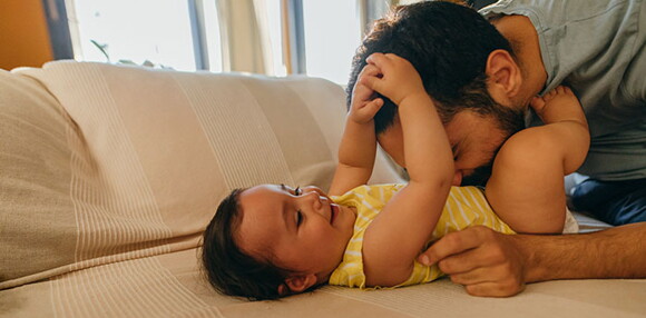 Actividades y juegos para tu bebé de cinco meses Papá jugando con su bebé de cinco meses