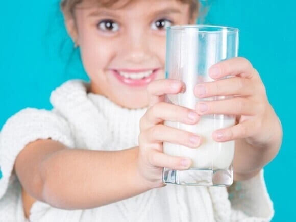 Niña con un vaso de leche