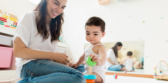 Mamá sentada con el bebé jugando Mamá sentada con el bebé jugando