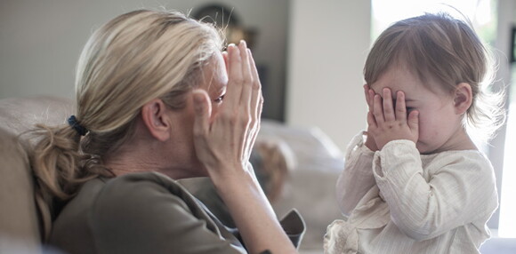 Mamá y bebé tapándose la cara Mamá y bebé tapándose la cara