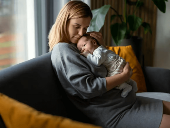 Mamá cargando a su bebé con nariz tapada y congestionada