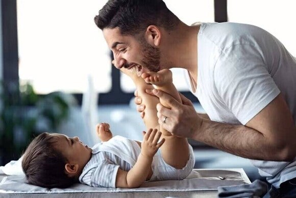 Papá jugando con bebé