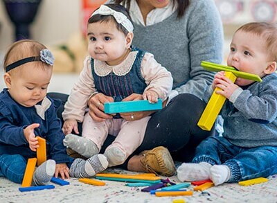 Cuidado infantil en casa Bebés siendo cuidados