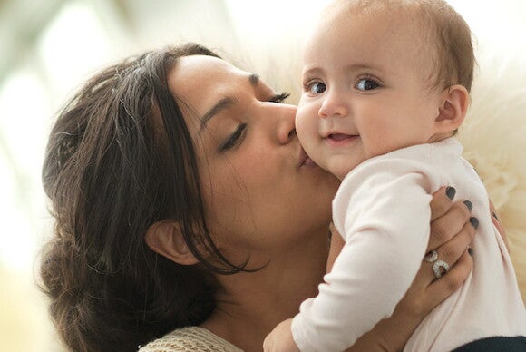 Mamá besando a su bebé Mamá besando a su bebé