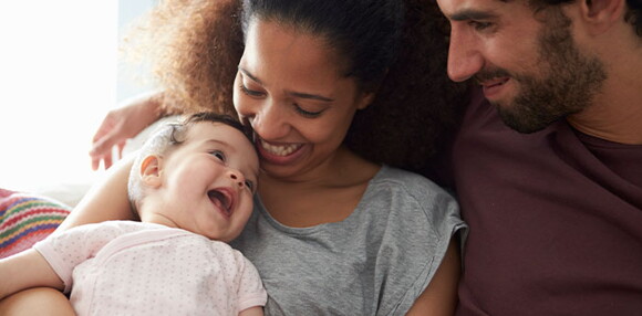 Primeras palabras de un bebé de 5 meses Bebé de cinco meses sonriendo con sus papás