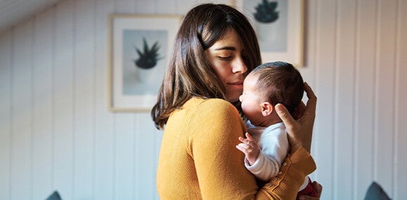 El hipo en los recién nacidos se produce por inhalación rápida de aire Mamá aliviando el hipo de su bebé recién nacido