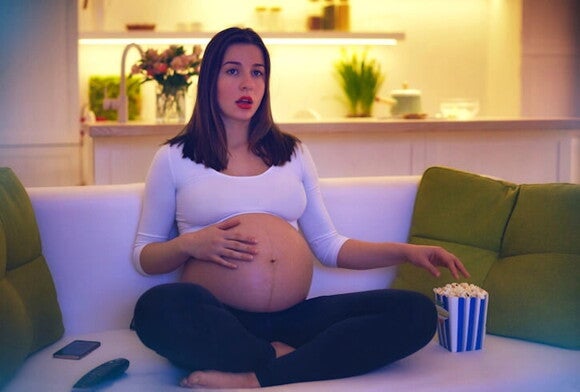 Sobrevivir al embarazo con un hijo pequeño Mamá viendo una película