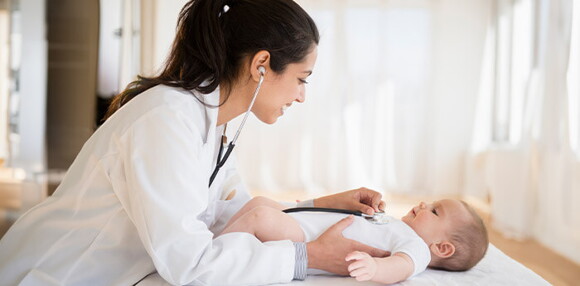 Conoce los cuidados y tratamientos de la varicela en bebés Doctora siguiendo el tratamiento de la varicela en bebés